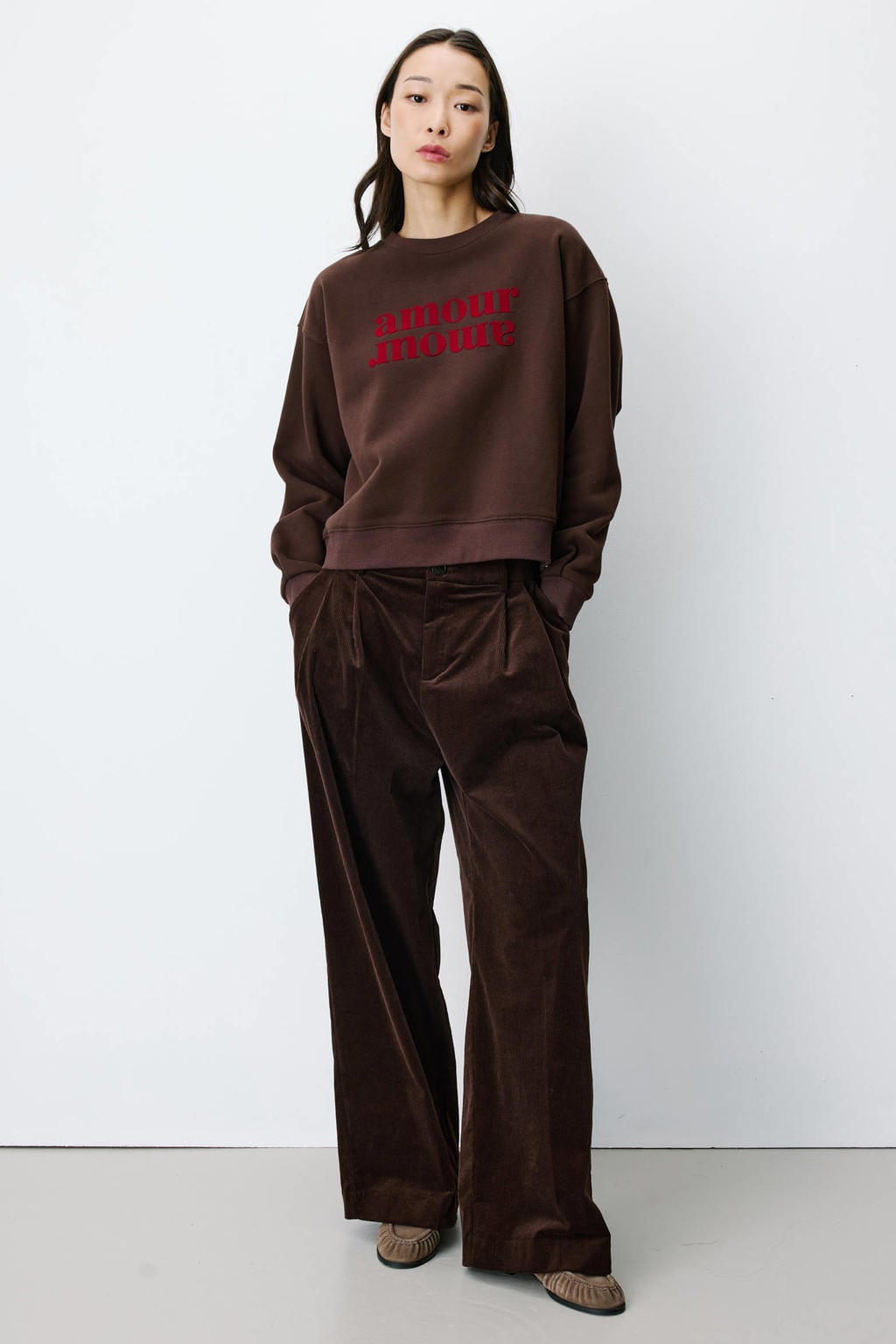 Bruin en rode dames Grace & Mila sweater met tekst print, lange mouwen en ronde hals