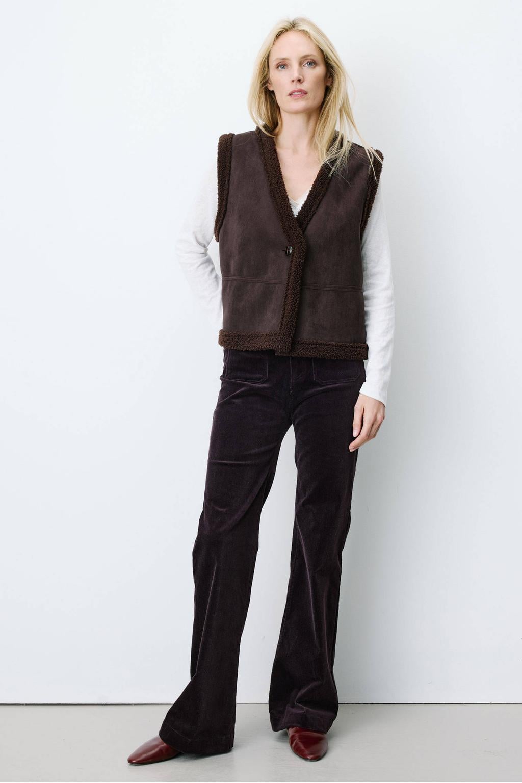 Grace & Mila suèdelook gilet met teddy details - donkerbruin