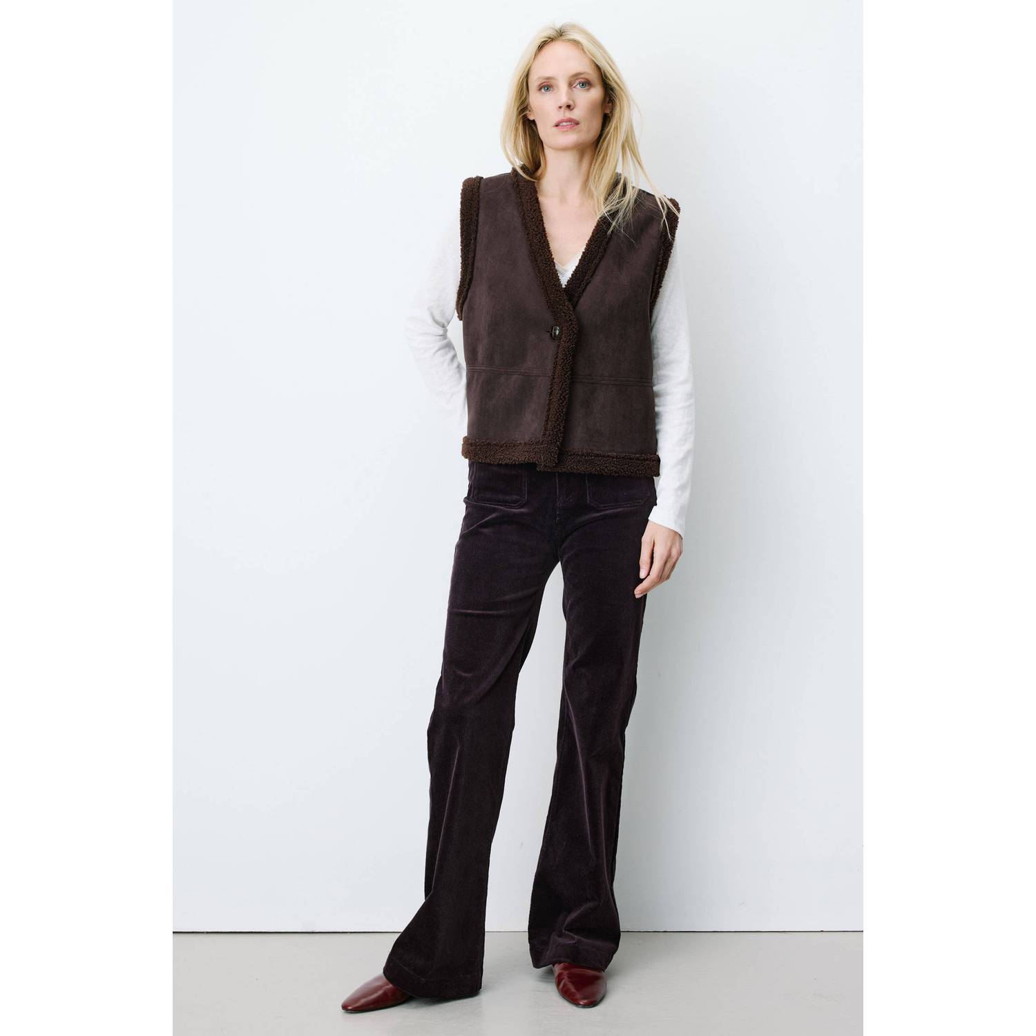 Grace & Mila suèdelook gilet met teddy details donkerbruin
