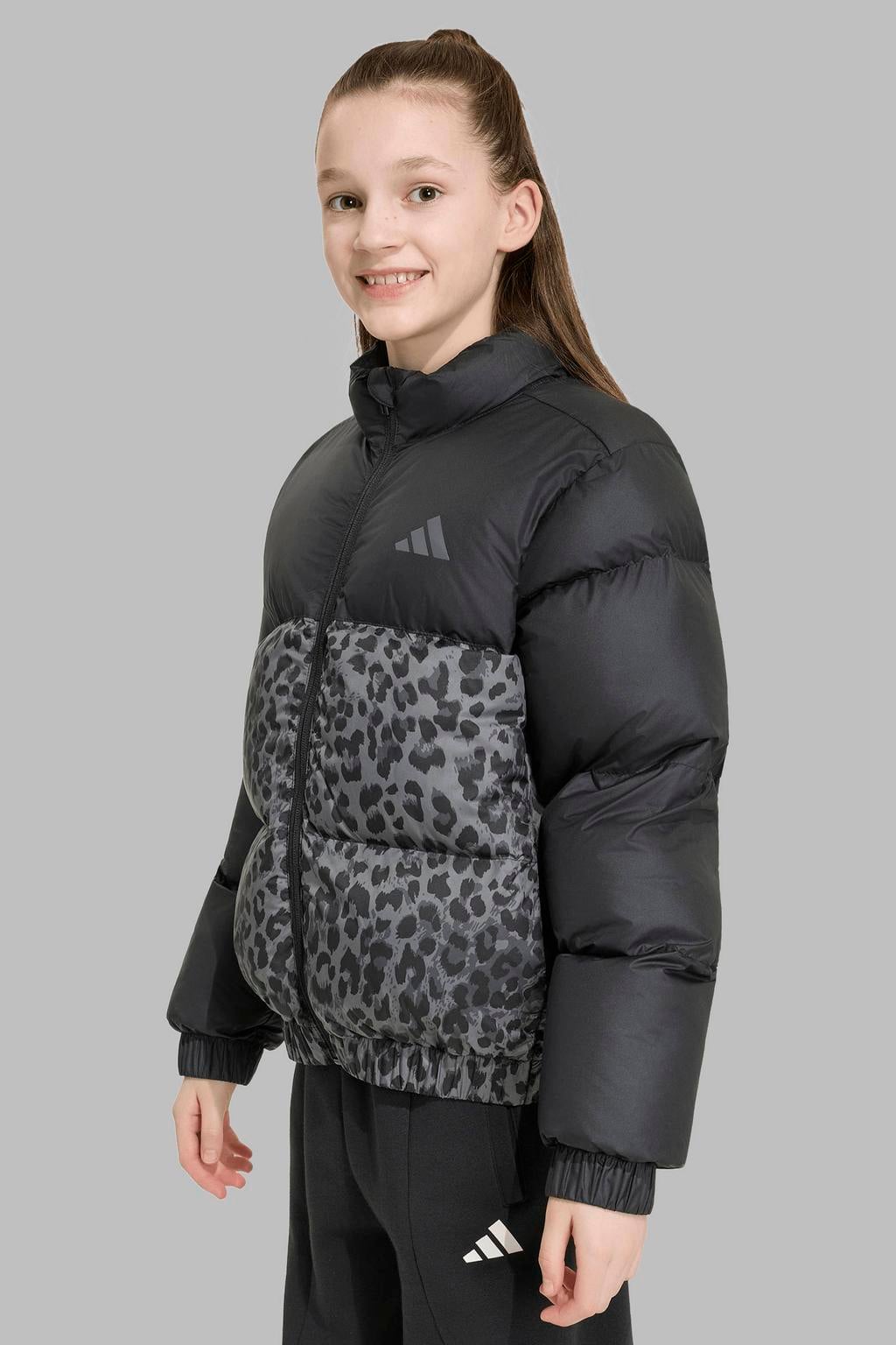 Zwart en grijze meisjes adidas Sportswear outdoor jas van gerecycled polyester met dierenprint, lange mouwen, capuchon en ritssluiting