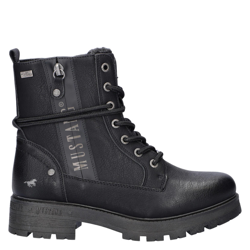 Zwarte dames Mustang veterboots met profielzool en logo -