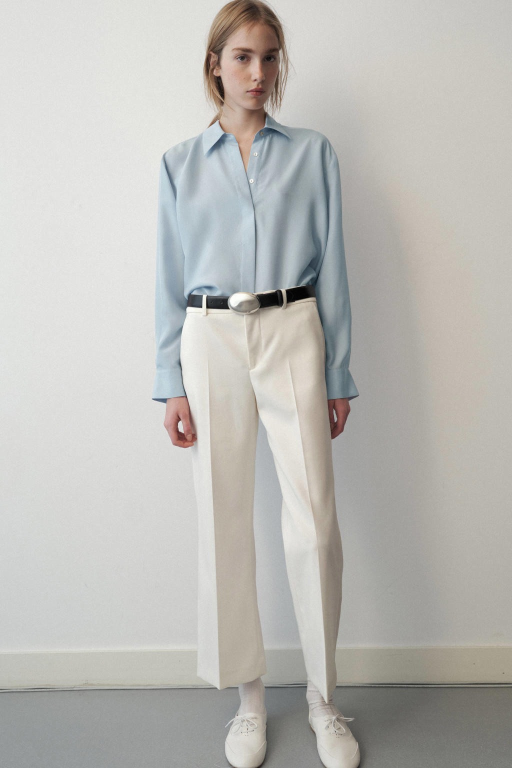 Lichtblauwe dames Mango zijden blouse met effen, lange mouwen, klassieke kraag en knoopsluiting