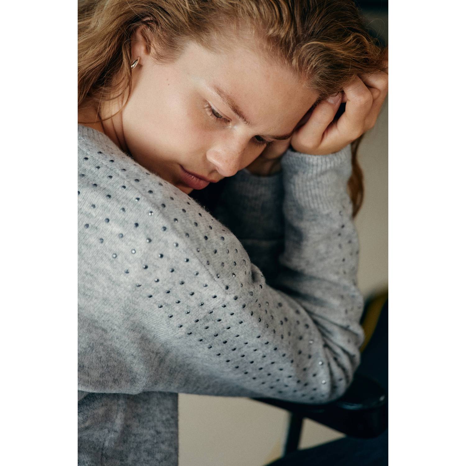 MANGO TEEN gebreide trui met strass-steentjes grijs