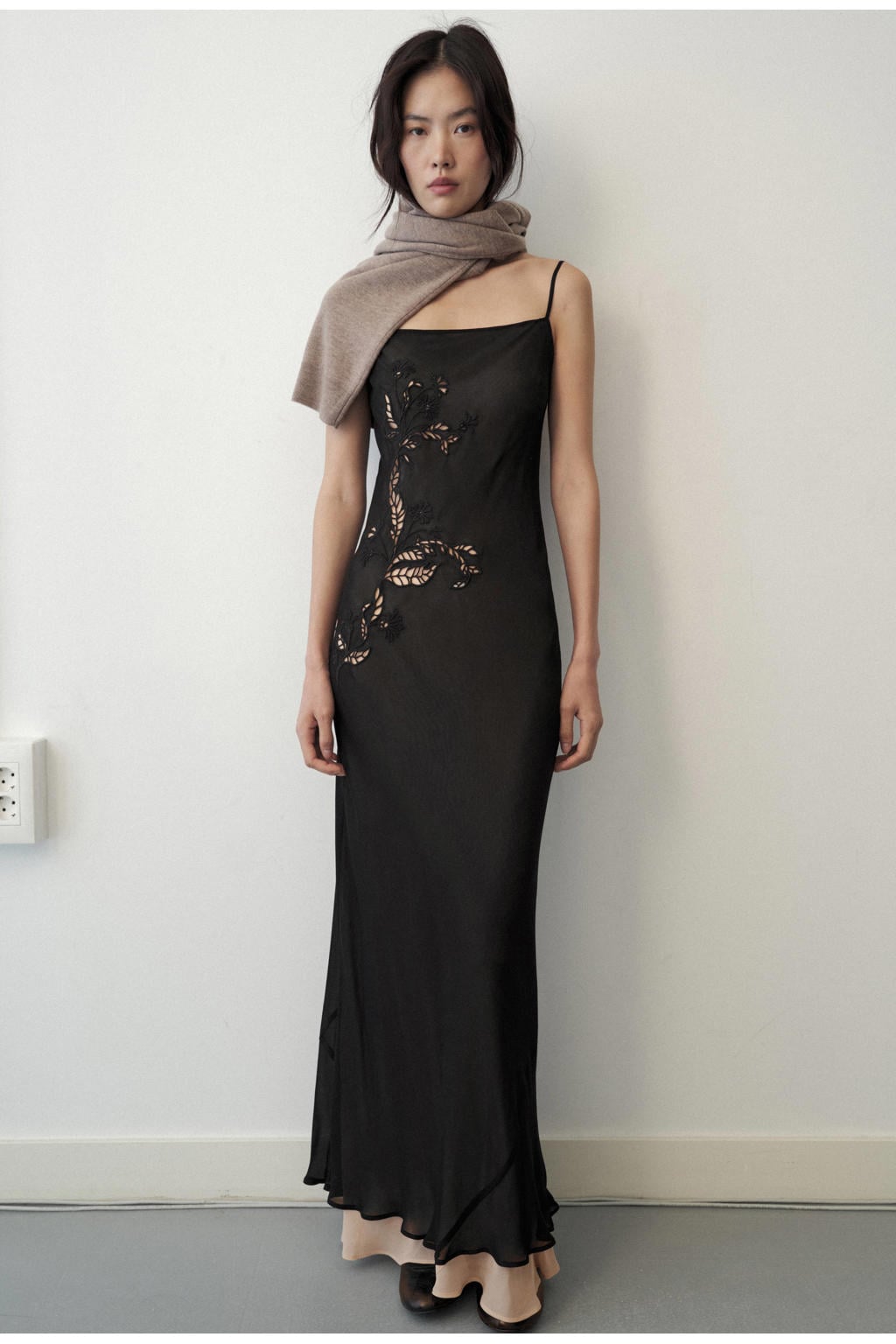 Zwarte dames Mango maxi jurk van viscose met effen, V-hals en broderie