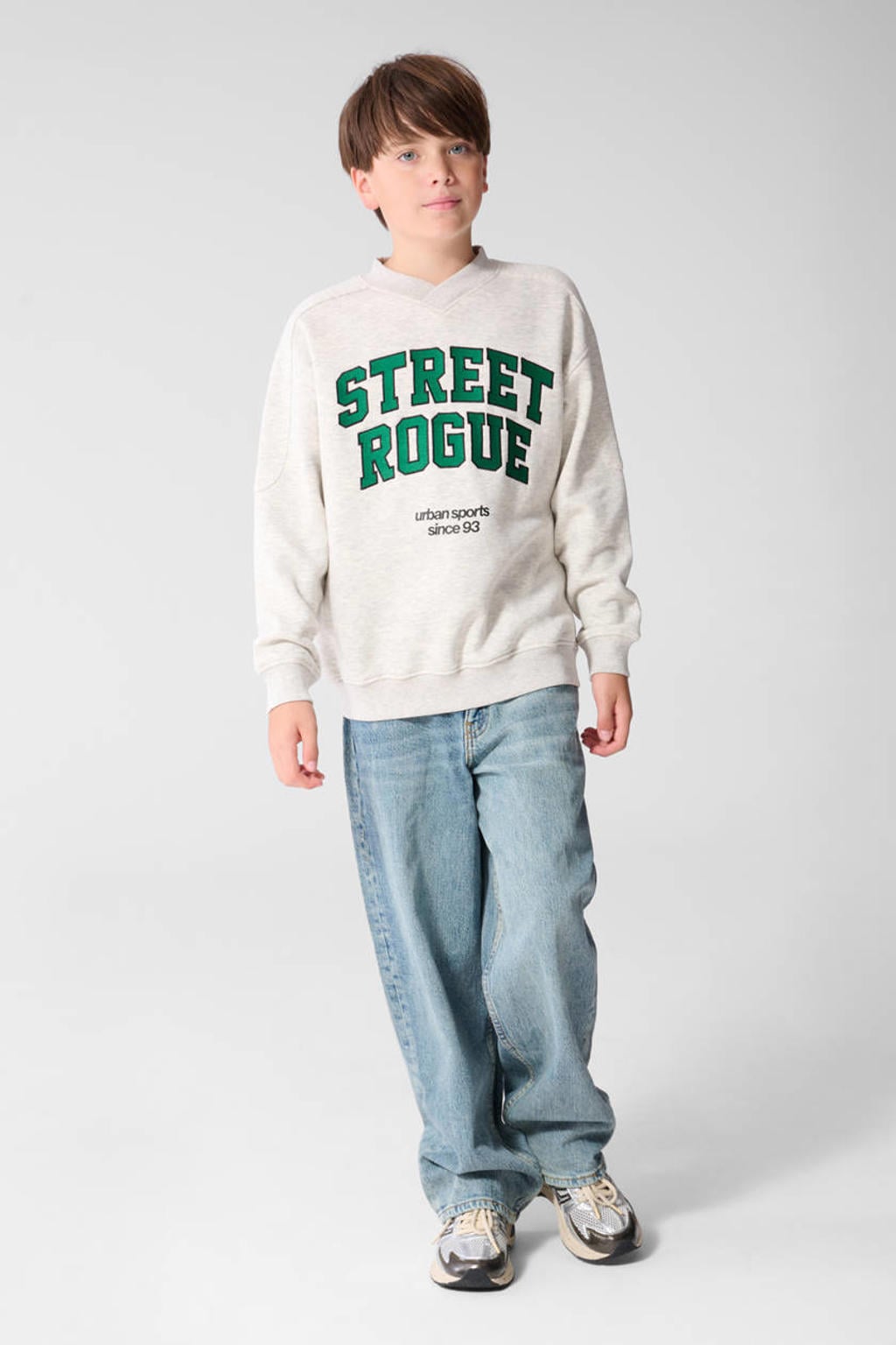 Grijs melange, grijs en groene jongens Shoeby sweater met tekst print, lange mouwen, V-hals en geribde boorden