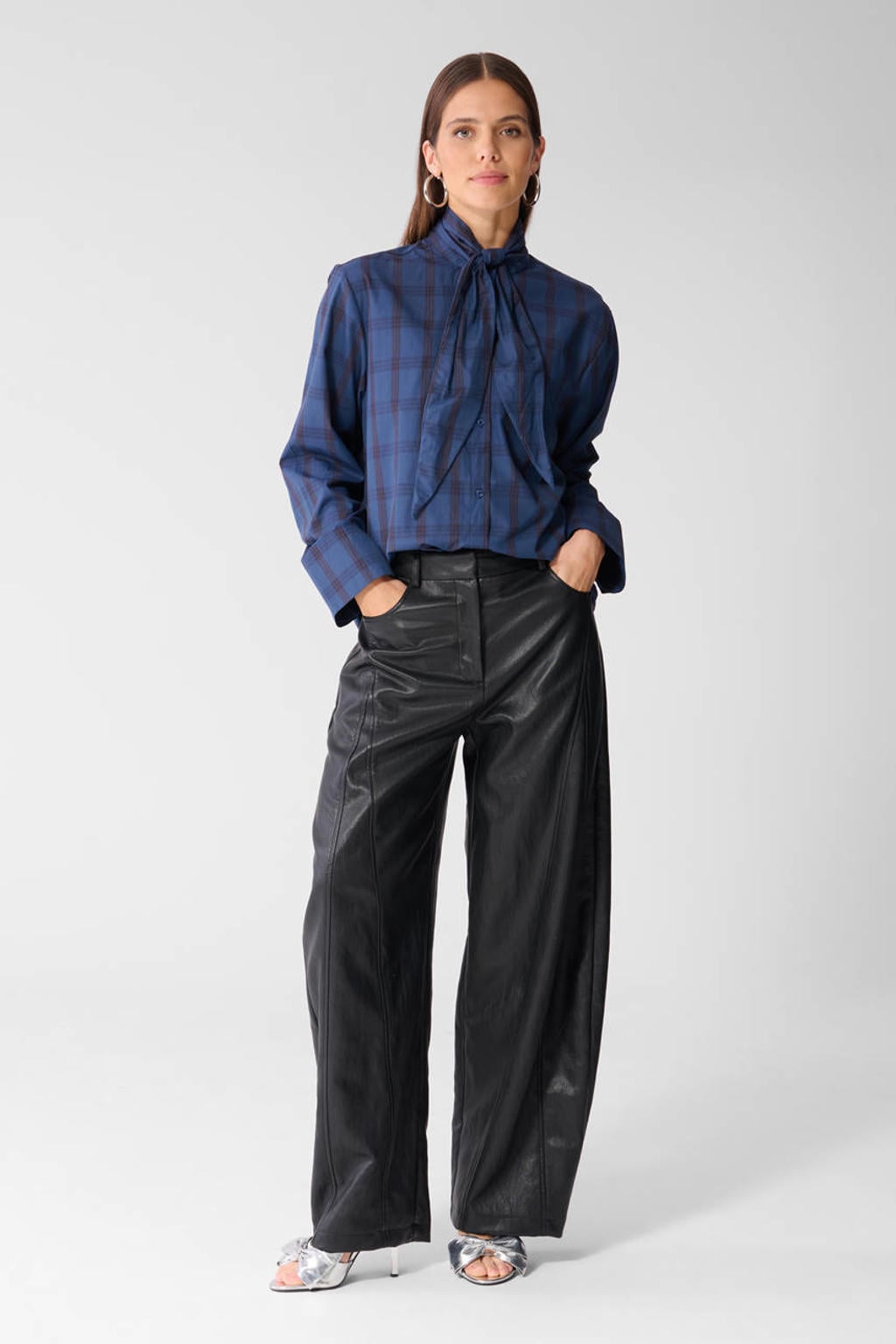 Blauw en rode dames Shoeby geruite blouse van polyester met lange mouwen, strikkraag en knoopsluiting