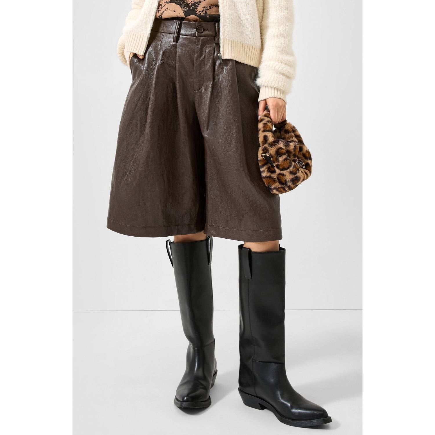 QS imitatieleren wide leg short met plooien donkerbruin