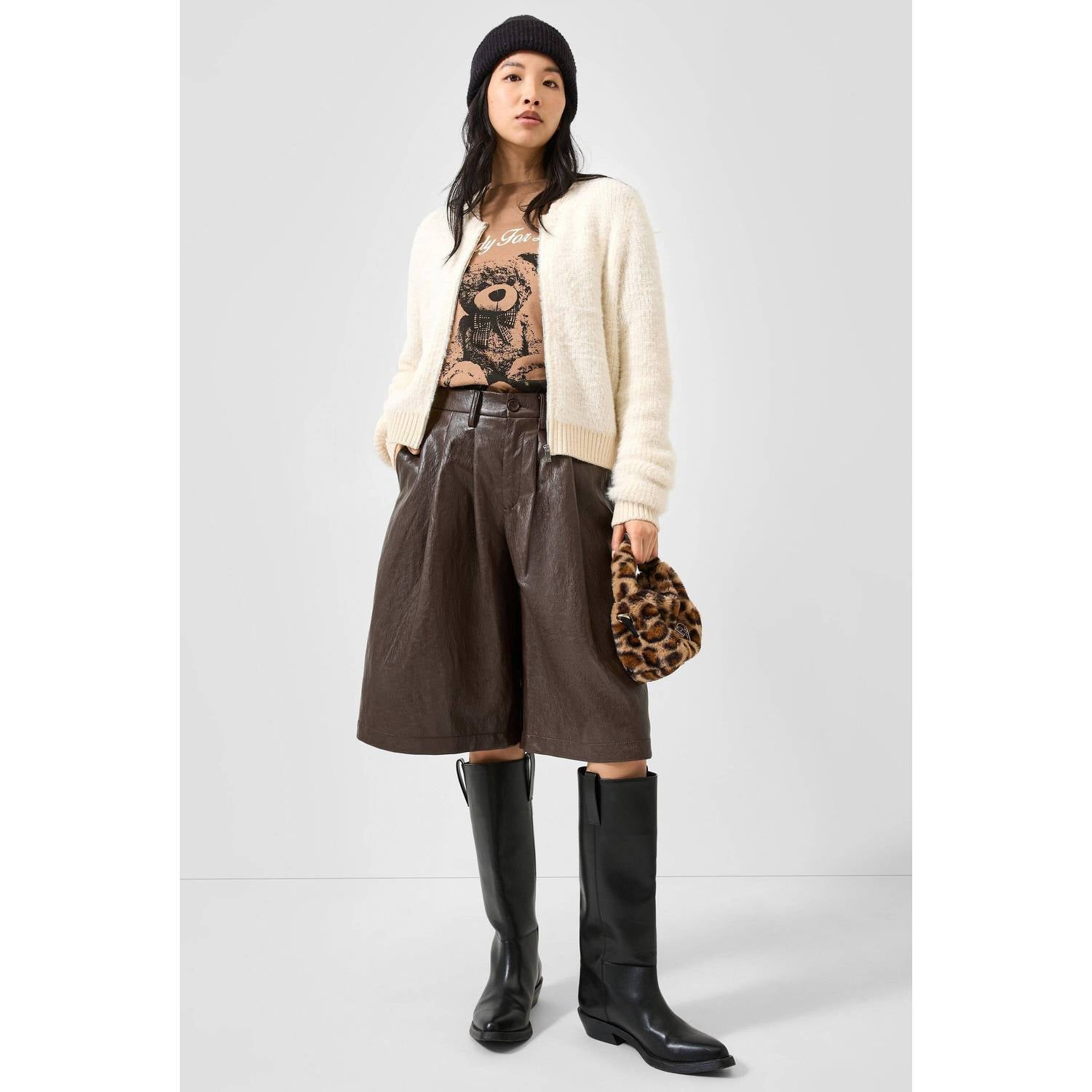 QS imitatieleren wide leg short met plooien donkerbruin