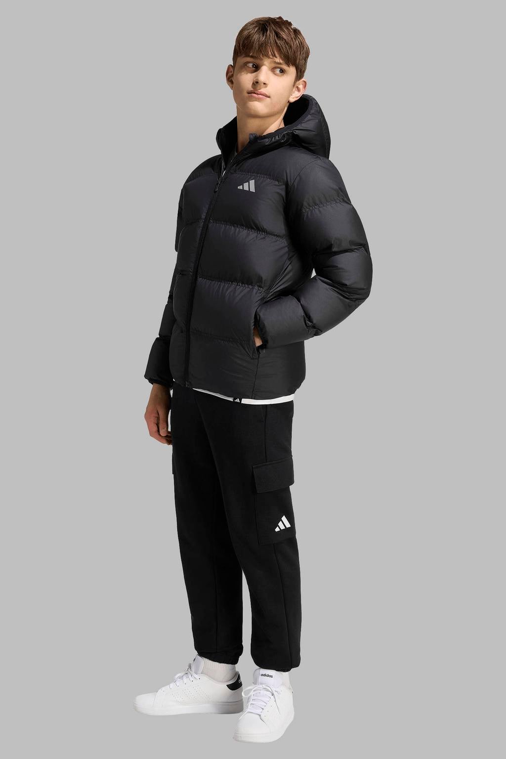 Zwarte jongens en meisjes adidas Sportswear gewatteerde jas van polyester met effen, lange mouwen, capuchon en ritssluiting