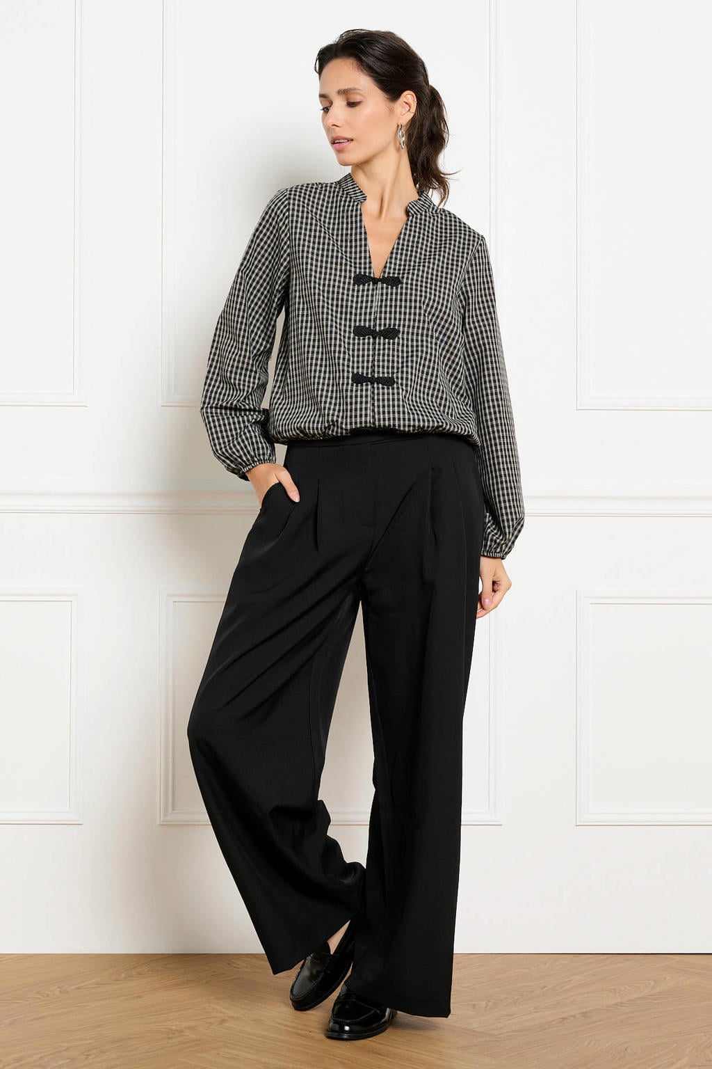 Zwart en ecru dames LOLALIZA geruite blouse van polyester met lange mouwen, V-hals en haaksluiting
