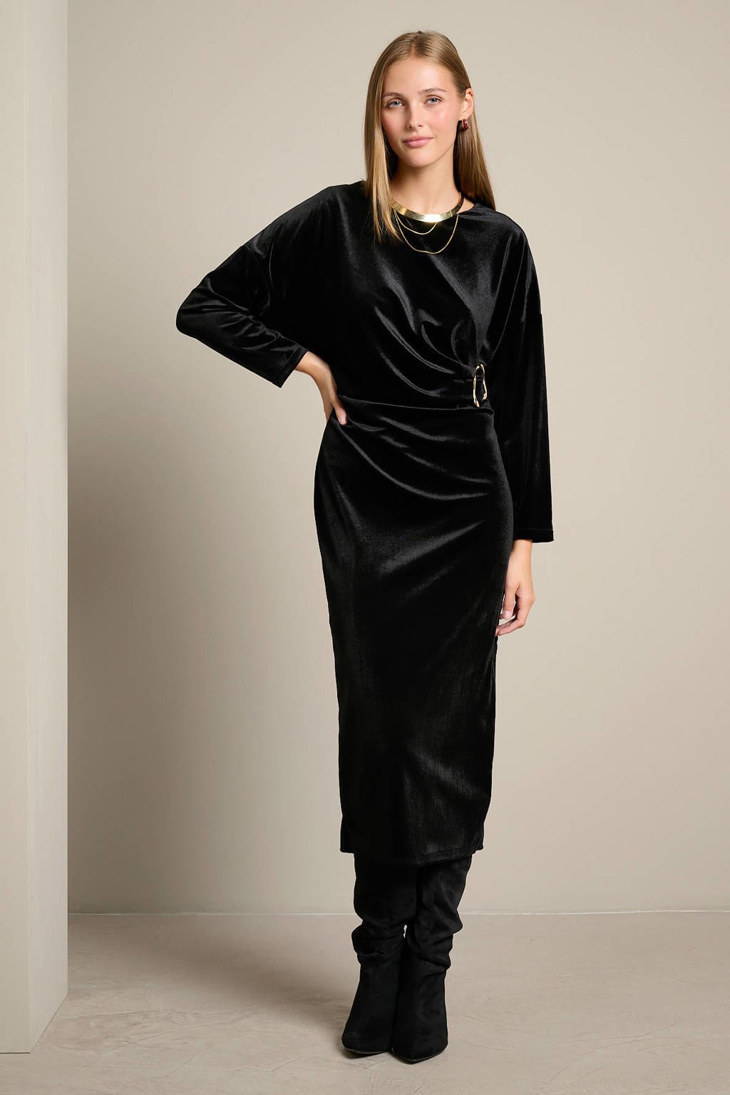 Zwarte dames LOLALIZA velours midi jurk met effen, lange mouwen, ronde hals en siergesp