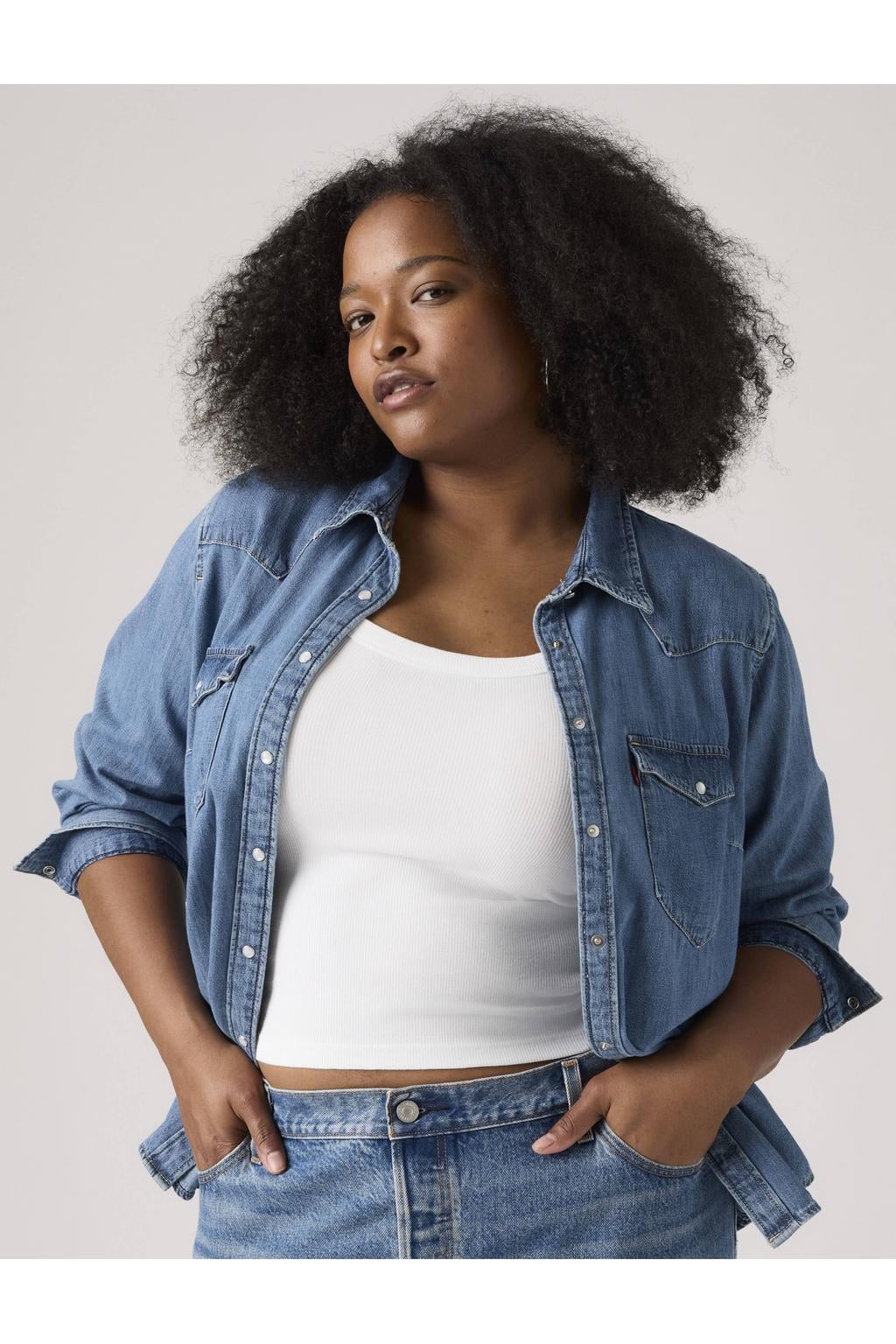 Medium blue denim dames Levi's Plus blouse van denim met effen, lange mouwen, klassieke kraag en knoopsluiting