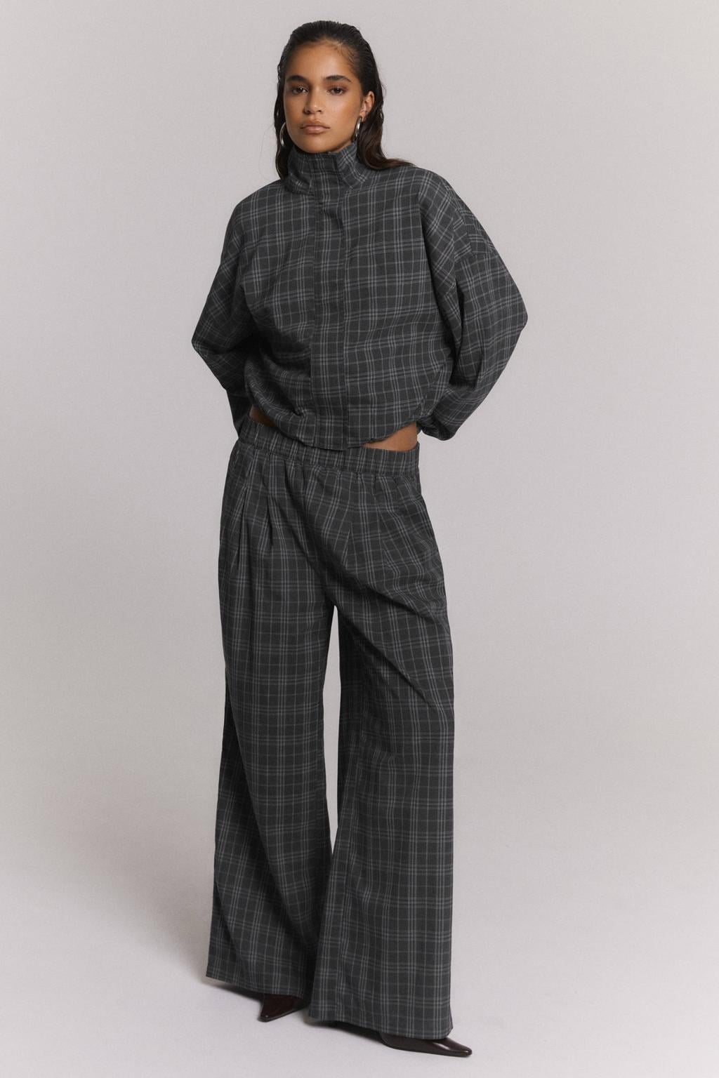 Grijze dames Refined Department geruite jas van polyester met lange mouwen, opstaande kraag en blinde ritssluiting