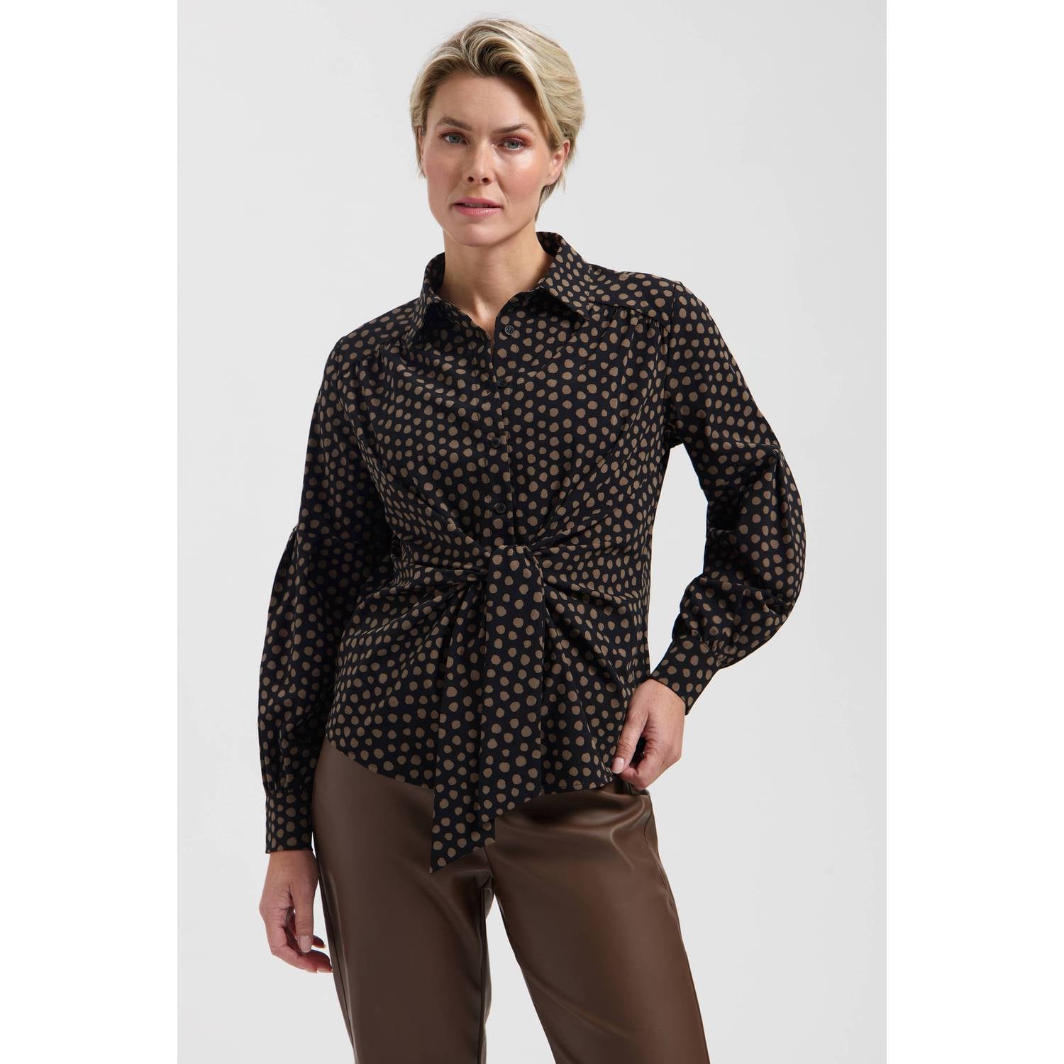 Lady Day travelstof blouse met stippen zwart bruin