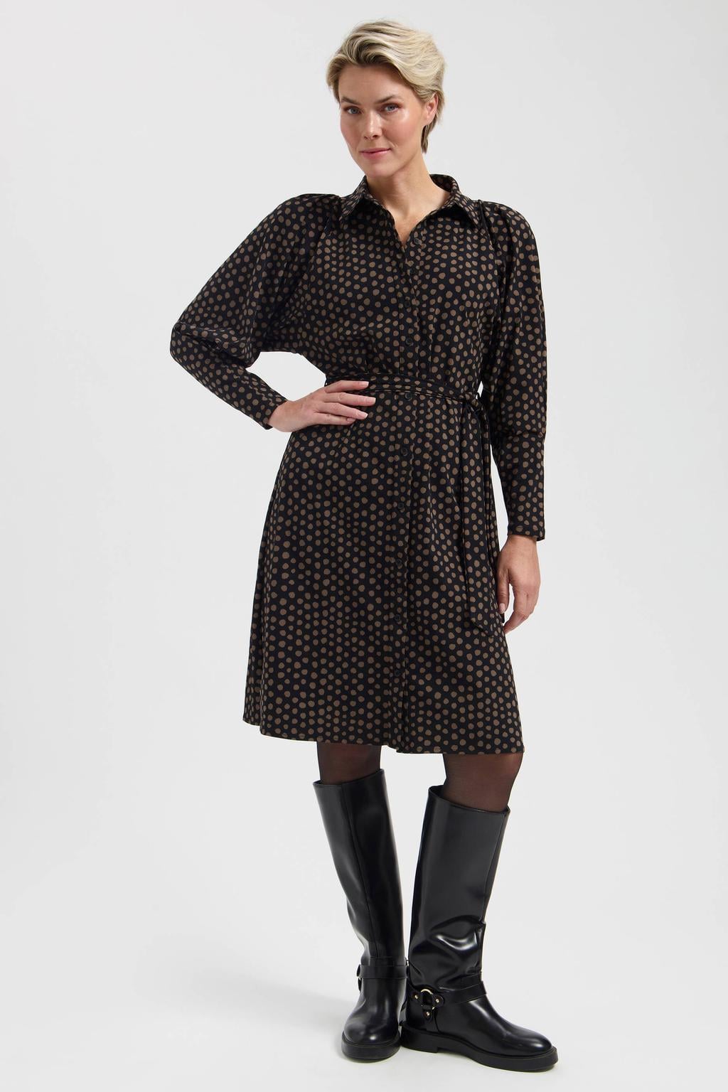 Lady Day travelstof midi blousejurk met ceintuur en stippen - zwart/bruin