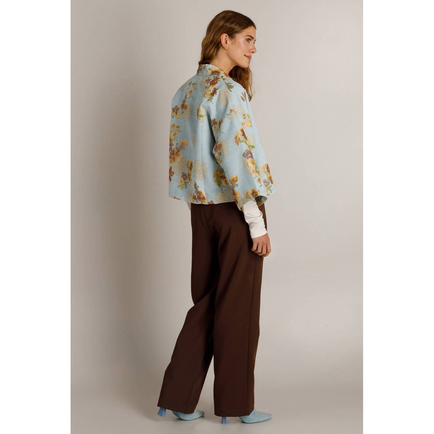 Ivy Beau gebloemd kimono vest met lurex lichtblauw
