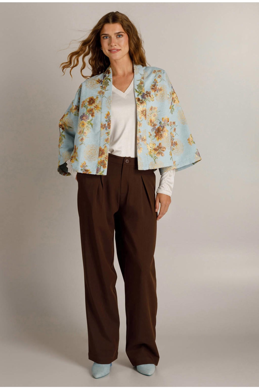 Ivy Beau gebloemd kimono vest met lurex - lichtblauw