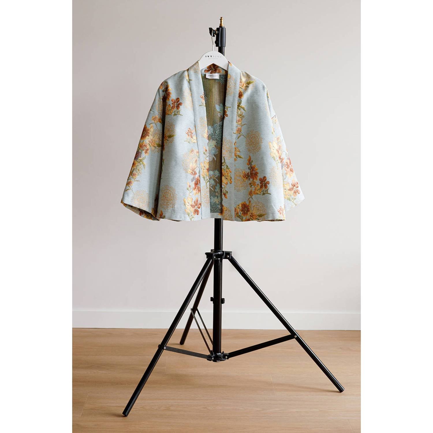Ivy Beau gebloemd kimono vest met lurex lichtblauw