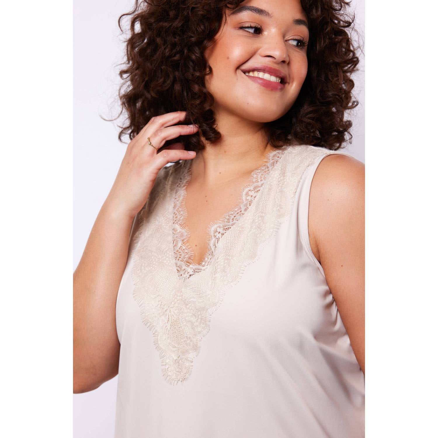 Exxcellent Plus Size top zand