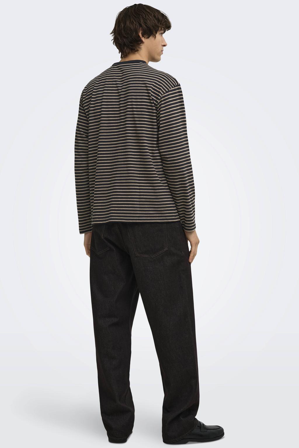 Zwarte heren ONLY & SONS relaxed fit gestreepte longsleeve van katoen met lange mouwen en ronde hals