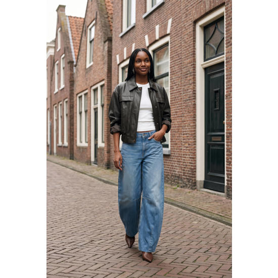 stoer met een leather jacket