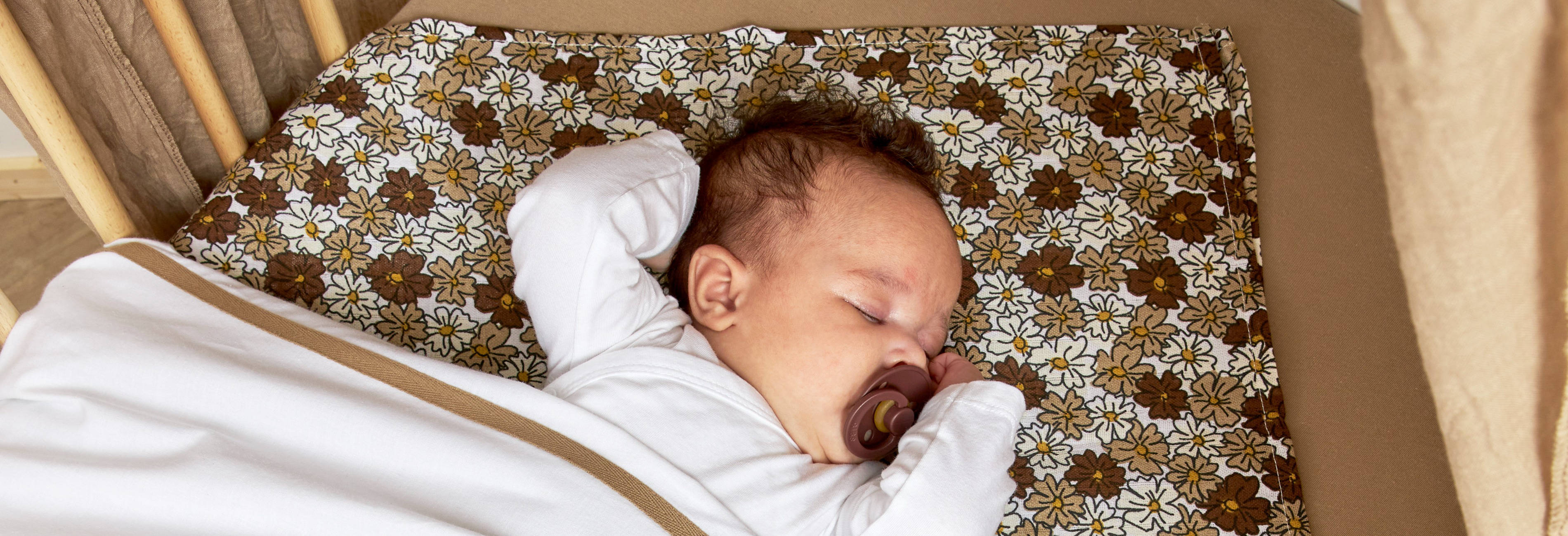 Hoe warm moet je de baby aankleden in bed?