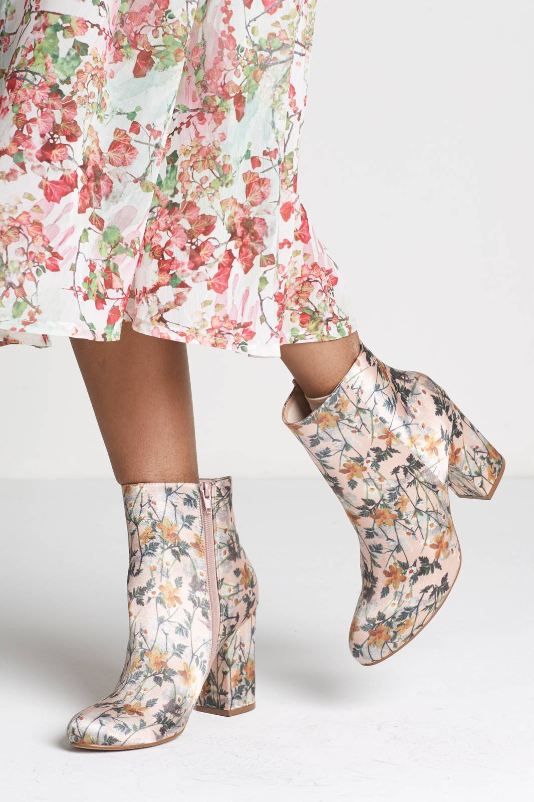 Sacha enkellaarzen met bloemen lichtroze | wehkamp Sacha enkellaarzen met bloemen lichtroze | wehkamp